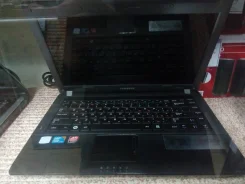 Samsung 300E5A. 15.6", 2,4����, ��� 4 ��, ���� 500���, WiFi: 1, Bluetooth: 1, ����������� �� 1��. ����