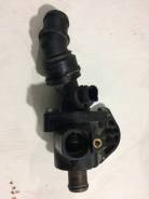 Корпус термостата. Volkswagen: Passat, Eos, Jetta, Touran, Golf Двигатели: AXX, AXZ, BKC, BKP, BLF, BLP, BLR, BLS, BLV, BLX, BLY, BMA, BMB, BMP, BMR...