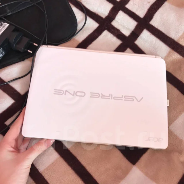 Acer Aspire One D270. 10.1", 1,6����, ��� 2048 ��, ���� 500���, WiFi: 1, Bluetooth: 1, ����������� �� 5��. ����