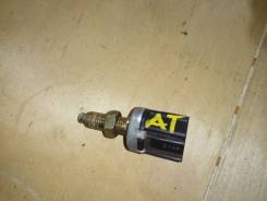 Концевик под педаль тормоза. Toyota: Corona, Lite Ace, Platz, Ipsum, Avensis, Sprinter Trueno, Corolla, Yaris Verso, MR-S, Tercel, Probox, Raum, Sprin...