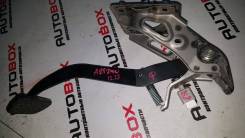 Концевик под педаль тормоза. Toyota: Allion, Allex, Aurion, ist, Vios, Ipsum, Corolla, Innova, Avensis Verso, Estima, Caldina, Vanguard, FJ Cruiser, T...