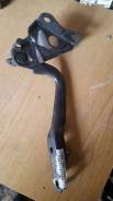 Крепление капота. Toyota Vanguard, ACA31, ACA36 Toyota RAV4, ACA30, ACA31, ACA31W, ACA33, ACA36, ACA36W, ACA38, ACA38L, ALA30, ALA35, ASA33, ASA38, GS...