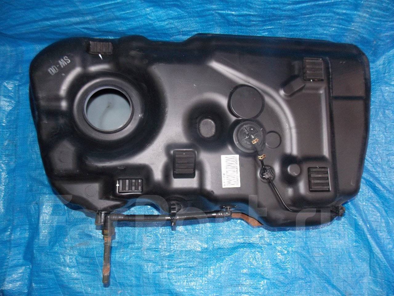 Honda cr-v iii 3 ручка багажника внутренняя. Бак в хонда срв 2. Хонда срв бак литров. Топливные трубки возле бака honda prelude. Бак accord cl8.