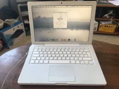 Apple MacBook 13 2008 Early MB404. 13.3", 2 400,0����, ��� 3072 ��, ���� 120���, WiFi, Bluetooth, ����������� �� 3��. ����