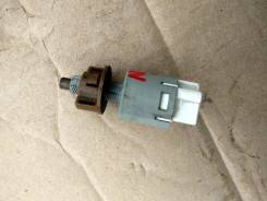 Концевик под педаль тормоза. Toyota: Allion, Allex, ist, Aurion, Vios, Ipsum, Corolla, Innova, Estima, Avensis Verso, Vanguard, Caldina, FJ Cruiser, T...