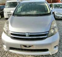 Toyota Isis. ZNM10