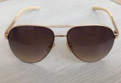 Очки Ray-Ban.