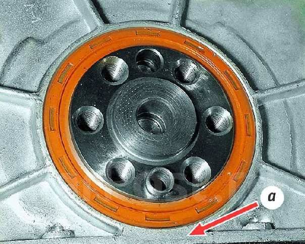 Сальник коленвала маховика. Сальник коленвала задний Ока 1111. Сальник коленвала ВАЗ 11113 Ока. Сальник коленвала Ока 11113. Маховик коленчатого вала на ВАЗ 11113 Ока.