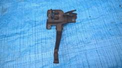 Замок капота. Audi A4 Avant, B6 Audi A4, 8E5, 8EC, 8H7, 8HE Двигатели: AKE, ALT, ALZ, AMB, ASN, AVB, AVF, AVJ, AWA, AWX, AYM, BAU, BCZ, BDG, BDH, BDV...