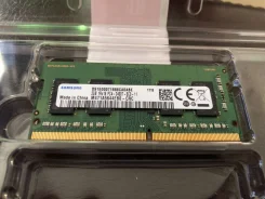 SO-DIMM DDR4.