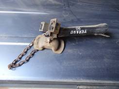 Крепление запасного колеса. Nissan Terrano, LR50
