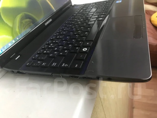 Samsung 300E5C. 15.6", 2,5����, ��� 4 ��, ���� 320���, WiFi: 1, Bluetooth: 1, ����������� �� 1��. ����