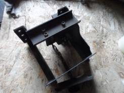 Крепление запасного колеса. Nissan Atlas, H4F23, K2F23, K4F23, P2F23, P4F23, R4F23 Nissan Cabstar, F22, F23 Двигатели: KA20DE, NA20S, QD32, TD27, SD25...