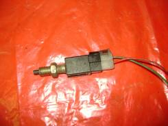 Концевик под педаль тормоза. Mitsubishi: Eclipse, L200, Lancer Cedia, L300, Sigma, Minica Toppo, L400, ASX, Emeraude, RVR, Space Star, Chariot, Libero...