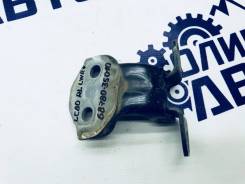 Петля задней левой двери нижняя Toyota Land Cruiser 80 68780-35010