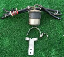 Крепление топливного фильтра. Subaru Forester, SF5, SF6, SF9 Subaru Legacy Lancaster, BG9 Subaru Legacy, BD2, BD3, BD4, BD5, BD9, BG2, BG3, BG4, BG5...