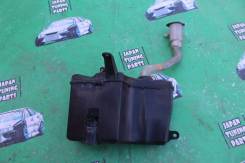 Бачок стеклоомывателя. Toyota Crown, GBS12 Toyota Mark II, GX100, GX105, GX90, JZX100, JZX101, JZX105, JZX90, JZX90E, JZX91, JZX91E, JZX93, LX100, LX9...