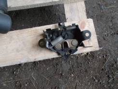 Замок капота. Toyota: Allex, Corolla Fielder, Isis, Corolla, Corolla Runx Двигатели: 1NZFE, 2ZZGE, 1ZZFE, 2NZFE, 3CE, 1AZFSE, 2ZRFAE, 3ZRFAE