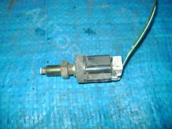 Концевик под педаль тормоза. Toyota: Lite Ace, Platz, Corona, Ipsum, Avensis, Sprinter Trueno, Corolla, Yaris Verso, Probox, MR-S, Tercel, Raum, Sprin...