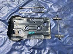 Крепление аккумулятора. Mazda Bongo Friendee, SG5W, SGE3, SGEW, SGL3, SGL5, SGLR, SGLW Двигатели: FEE, J5D, WLT