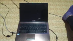 Asus K43. ��� 2048 ��, ���� 300���, WiFi, Bluetooth, ����������� �� 5��.