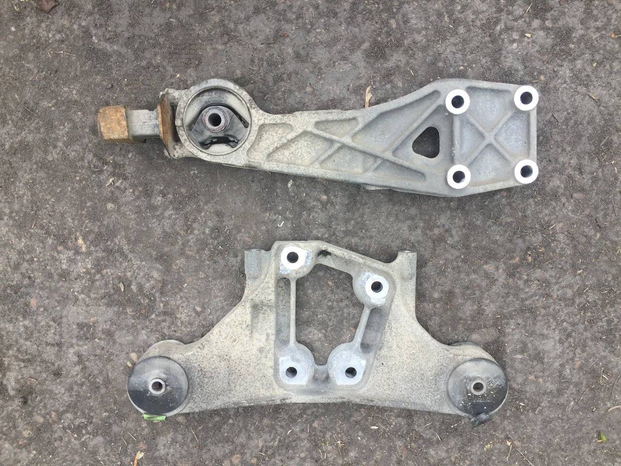 Крепление редуктора тойота альфард. Кронштейн на редуктор 49сс. Крепление гура тойота витц 2000г. Независимое крепление редуктора нива. Крепление редуктора.