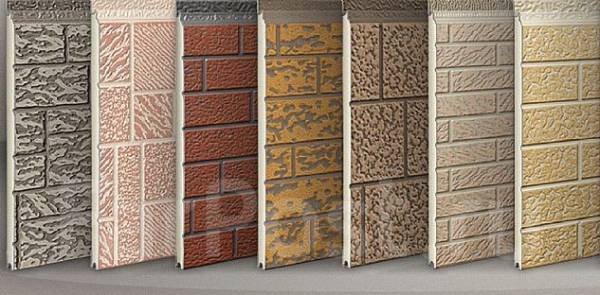 разноцветные виниловые панели сайдинга в магазине