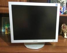 Samsung. 19", технология ЖК (LCD)