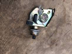 Замок лючка бензобака. Toyota: Carina, Celica, Corona, Caldina, Curren, Carina E Двигатели: 2C, 3SFE, 4AFE, 4SFE, 5AFE, 7AFE, 3SGE, 3SGTE, 5SFE, 2CT...