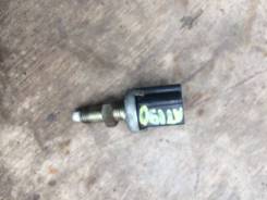 Концевик под педаль тормоза. Toyota: Corona, Platz, Lite Ace, Ipsum, Avensis, Sprinter Trueno, Corolla, MR-S, Probox, Tercel, Yaris Verso, Raum, Sprin...