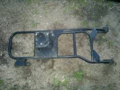 Крепление запасного колеса. Nissan Terrano, LBYD21, VBYD21, WBYD21, WD21, WHYD21 Двигатели: TD27, TD27T, VG30E, VG30I, Z24I