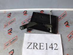 Крепление аккумулятора. Toyota: Premio, Allion, Wish, Corolla Axio, Corolla Verso, Corolla Fielder, Corolla Двигатели: 1NZFE, 2ZRFAE, 3ZRFAE, 2ZRFE, 1...