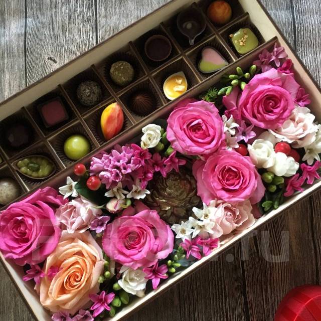 Цветы в коробке с конфетами