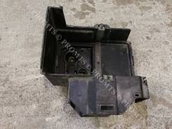 Крепление аккумулятора. Ford Focus, CB4, DA3, DB Двигатели: AODA, AODB, AODE, ASDA, ASDB, G6DA, G6DB, G6DD, G8DA, GPDA, GPDC, HHDA, HHDB, HWDA, HWDB...