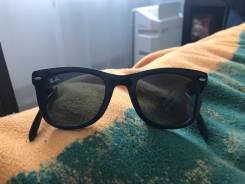 Очки Ray-Ban.