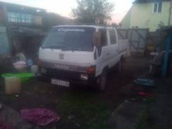 Toyota Hiace. Тойота Хайс, 2 400 куб. см., 1 500 кг.