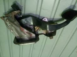 Концевик под педаль тормоза. Nissan: X-Trail, NV350 Caravan, Maxima, Elgrand, Presage, Altima, NV200, Almera, Sunny, Bluebird Sylphy, Xterra, Cube, Pa...