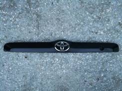 Накладка на дверь багажника. Toyota Kluger V, ACU20, ACU20W, ACU25, ACU25W, MCU20, MCU20W, MCU25, MCU25W, MCU28 Toyota Highlander, ACU20, ACU20L, ACU2...