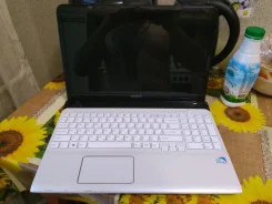 Sony VAIO SVE151J11V. 15.6", 2,4����, ��� 4 ��, ���� 300���, WiFi, Bluetooth, ����������� �� 3��. ����