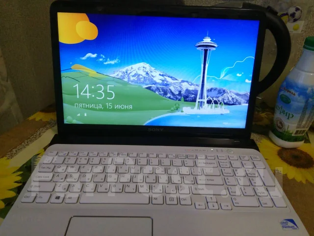 Sony VAIO SVE151J11V. 15.6", 2,4����, ��� 4 ��, ���� 300���, WiFi: 1, Bluetooth: 1, ����������� �� 3��. ����