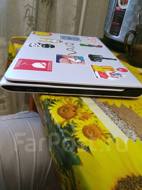 Sony VAIO SVE151J11V. 15.6", 2,4����, ��� 4 ��, ���� 300���, WiFi: 1, Bluetooth: 1, ����������� �� 3��. ����