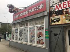 Сдаю в аренду часть магазина. 70 кв. м., улица Постышева 29, р-н Столетие. Дом снаружи