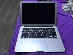 Apple MacBook Air 13 2011 Mid MC965. 13.3", 1,7����, ��� 4 ��, ���� 128���, WiFi: 1, Bluetooth: 1, ����������� �� 1��. ����