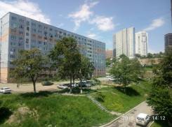 Гостинка, улица Надибаидзе 34. Чуркин, 18 кв. м. Вид из окна днем