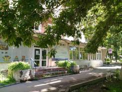 Торговое помещение, большой трафик. 163 кв. м., улица Адмирала Юмашева 8в, р-н Баляева. Дом снаружи