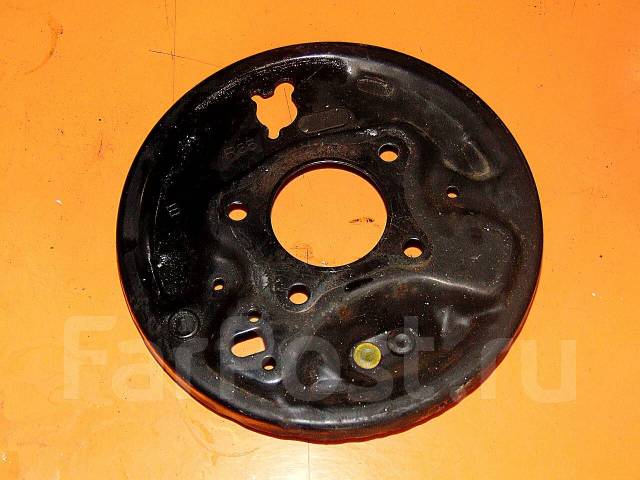 Кожух задней ступицы. Кожух задней ступицы. Защитный кожух заднего тормозного диска лансер 9. Кожух задней ступицы. Кожух тормозного диска тойота ленд крузер 200.