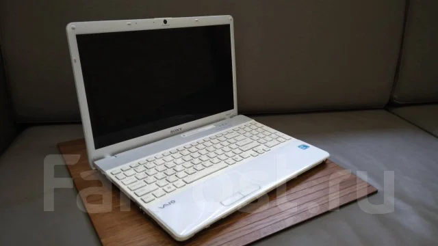 Sony VAIO VPC-EB4S1R. 15.6", 2,7����, ��� 4 ��, ���� 500���, WiFi: 1, Bluetooth: 1, ����������� �� 4��. ����