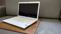 Sony VAIO VPC-EB4S1R. 15.6", 2,7����, ��� 4 ��, ���� 500���, WiFi, Bluetooth, ����������� �� 4��. ����