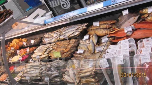 Витрина рыбного магазина. Рыбная витрина выкладка. Выкладка рыбной витрины в магазине. Выкладка рыбы на витрине. Выкладка рыбы на витрине в магазине.