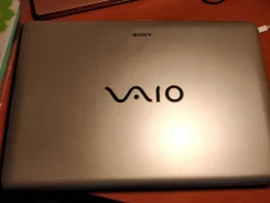 Sony VAIO VPC-EB3S1R. 15.5", 2,5����, ��� 4 ��, ���� 500���, WiFi, Bluetooth, ����������� �� 1��. ����